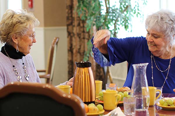 0U3A0914 Two women eating a meal together